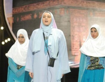 الجمهور حائر بين الفنانين والشيوخ في لعبة التدين بعد أن تحوّل الأمر إلى مسرحية هزلية