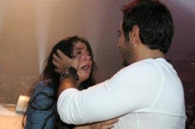 تامر حسني يقاضي فيلما يلمح لاستئجاره شبابا وفتيات لكي يُغمى عليهم