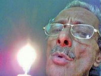 مطرب يمني يطفئ شمعة بعد سنة على توقيف راتبه