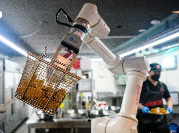 شاهد: روبوتات تَعد الدجاج المقلي في مطاعم كوريا الجنوبية