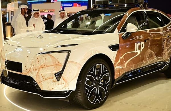 اخبار المجتمع – الإمارات تكشف عن سيارة ذكية للكشف الفوري عن مخالفي الإقامة