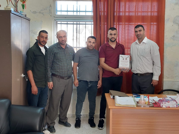 رام الله: الديمقراطية ومنظمة الجيل الجديد في المزرعة الغربية تزوران مدارس البلدة