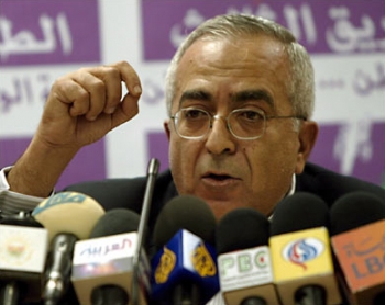 فياض يجلس على مخدة وضعت على كرسي مكسور في فضائية فلسطين