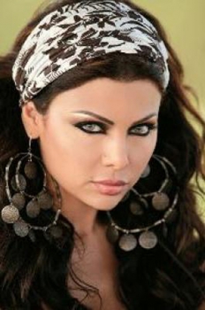 محاولة جماعة الصحفية نضال الاحمدية الاعتداء بالضرب على هيفاء والشرطة تتدخل