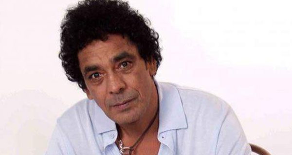 موسيقار يكشف عن شيء صادم يفعله محمد منير قبل الغناء