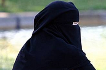 سعودية تطلب الطلاق بعدما رفع زوجها برقعها خلال نومها لرؤية وجهها لأول مرة بعد 30 عاماً من الزواج