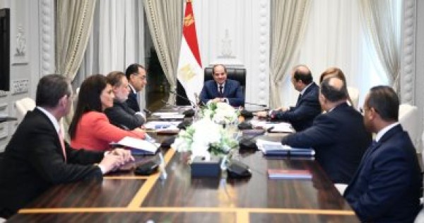 السيسي يجتمع بعدد من الوزراء لبحث مؤشرات الاقتصاد المصري