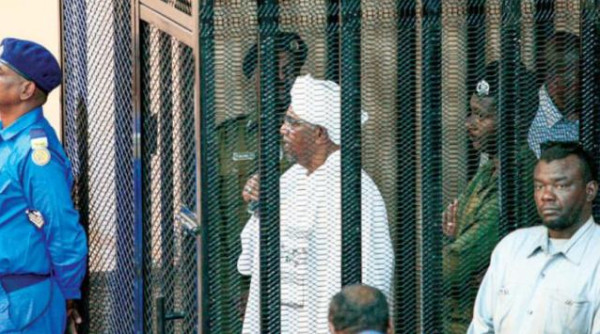 في ظل المعارك المسلحة.. أين يتواجد الرئيس السوداني المعزول عمر البشير؟
