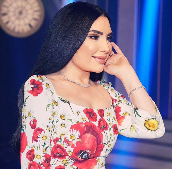 عبير صبري تتصدّر الترند بفستان من قطعتين والجمهور يغازلها