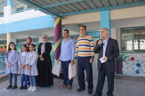 مجلس أولياء أمور الطلبة بمخيم المغازي يكرم طالبات مدرسة المغازي الابتدائية المشتركة.ا