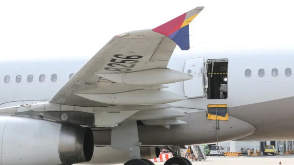 بالفيديو.. راكب يفتح باب طائرة قبيل هبوطها في كوريا