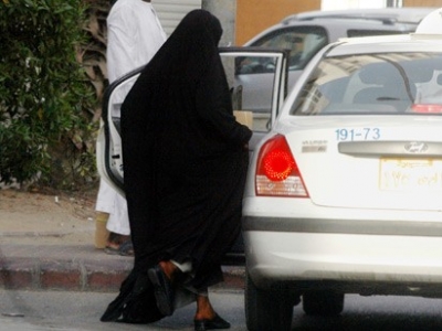 سائق مصري يطلب من معلمة سعودية تطبيق فتوى العبيكان عليه بان ترضعه