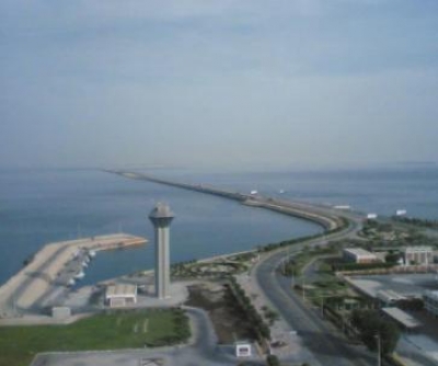 سقوط جزء من جسر الملك وتدهور عدد من السيارات في البحرين..شائعة