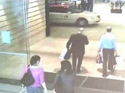 نتنياهو صادق شخصيا على عملية اغتيال المبحوح والتقى الفريق الذي نفذ العملية وقال لهم ان الشعب الاسرائيلي يعتمد عليهم