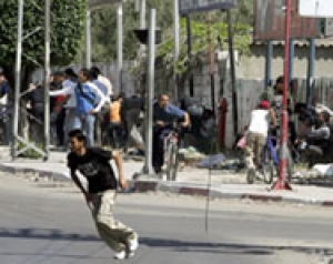 مسؤولون فلسطينيون يهربون عائلاتهم إلى مصر ورام الله خشية تدهور الاوضاع مع حماس بغزة