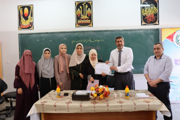 مدير التربية والتعليم يكرم ثلة من طالبات مركز "عوني الحرثاني" لمحو الأمية للإناث