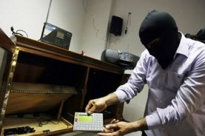 لبنان يعرض أجهزة تجسس استخدمها عملاء إسرائيل في حرب تموز