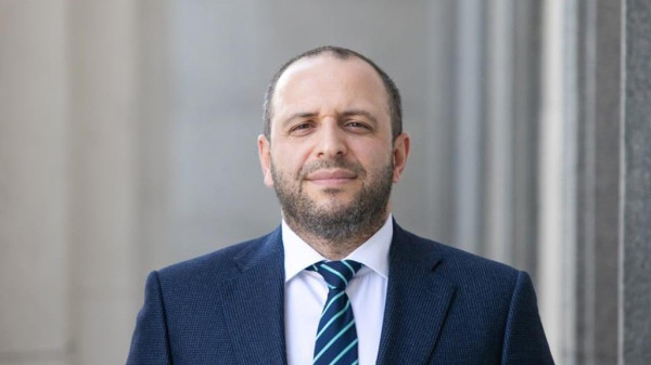 الرئيس الأوكراني يُعين وزيراً جديداً للدفاع