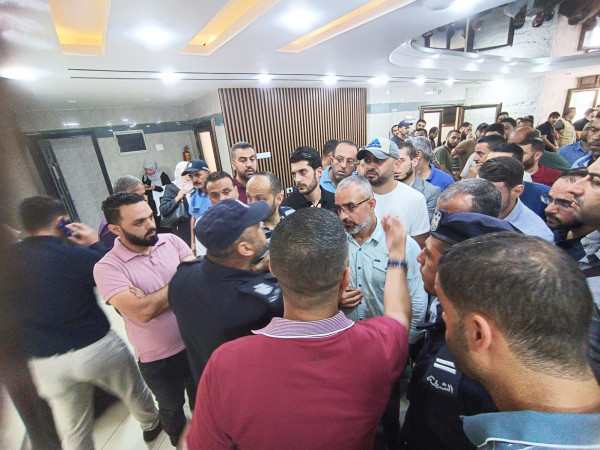 شاهد: موظفون عموميون ينظمون وقفات بغزة للمطالبة بتعديل الشهادة العلمية.. وديوان الموظفين يُعلق