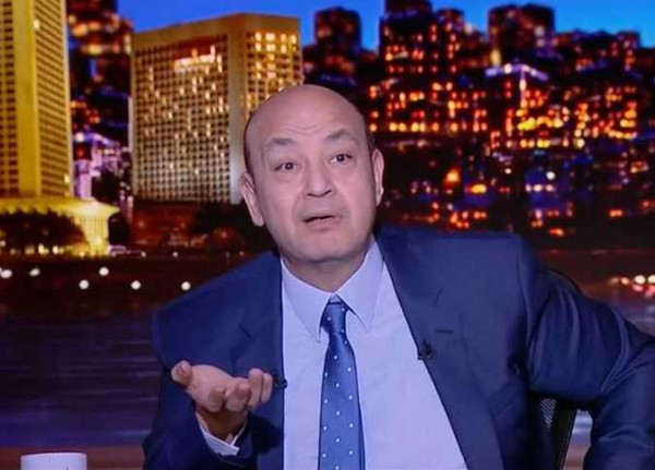 عمرو أديب يدافع عن ظهور فنانين كبار خلال إعلانات أثارت جدلاً