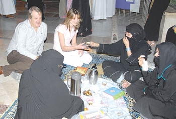 ساحة الكندي في الرياض ..الغربيون تفاعلوا مع نغمات الربابة وإيقاعات الطبول والدبكة الفلسطينية