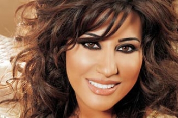 نجوى كرم: سلموني رئاسة لبنان.. ولو يوما