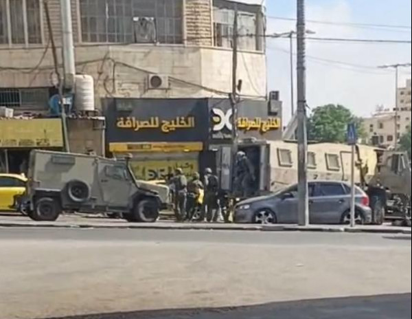 الاحتلال يداهم محال صرافة في مدن الضفة ويستولي على أموال ويعيق حركة المواطنين