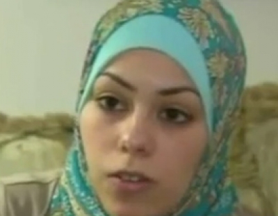 امريكية تعتدي على محجبة فلسطينية وتنزع حجابها بالقوة..شاهد الفيديو
