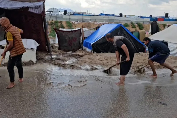 غرق مئات من خيام النازحين جرّاء المنخفض الجوي الشديد الذي يضرب المنطقة