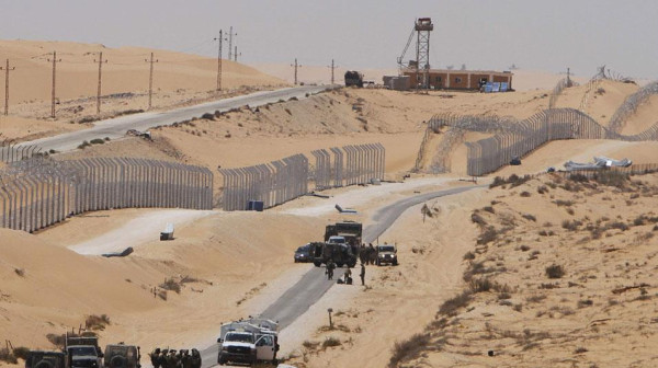 استشهاد شرطي مصري ومقتل ثلاثة جنود إسرائيليين خلال تبادل لإطلاق النار على الحدود المصرية