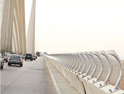 تطويق الجسر المعلق في الرياض بسياج مانع للحد من تزايد حالات الانتحار