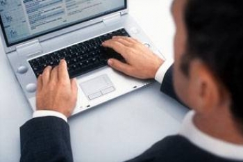 فريق بالخارجية الأمريكية يرصد أفكار قراء الانترنت العرب والإيرانيين