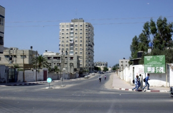 الإذاعات المحلية تحولت إلى ثكنات عسكرية ومواقع الانترنت أغلقت مكاتبها بغزة