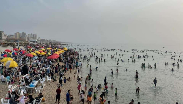الداخلية بغزة: قرابة نصف مليون مواطن استجموا على شاطئ البحر أمس الجمعة