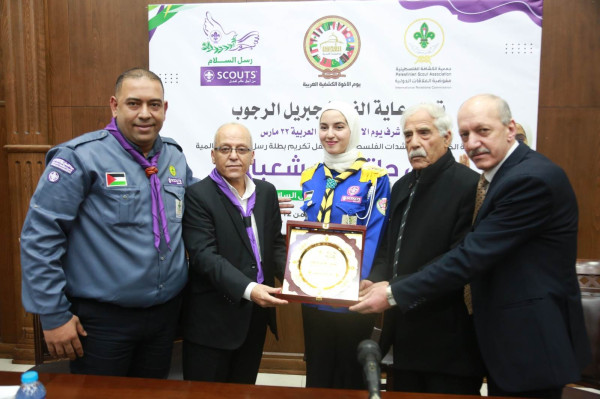 تكريم القائدة الكشفية منى حاتم أبو شعبان بجائزة أبطال رسل السلام