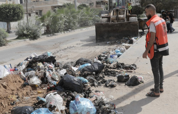 بلدية غزة طواقم لجنة الطوارئ تواصل جهودها في جمع النفايات من المدينة