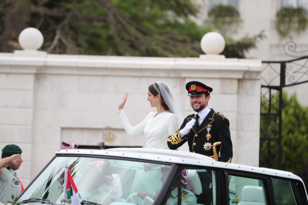 صور وفيديو.. الموكب الأحمر المهيب في زفاف الأمير الحسين والأميرة رجوة