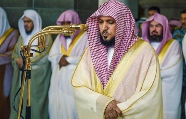 شاهد: خطيب المسجد الحرام ماهر المعيقلي يتعرض لوعكة صحية أثناء صلاة الجمعة