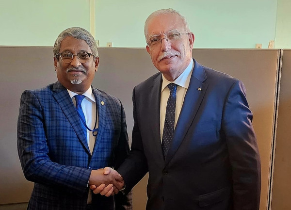 المالكي يلتقي وزير الدولة للشؤون الخارجية لجمهورية المالديف