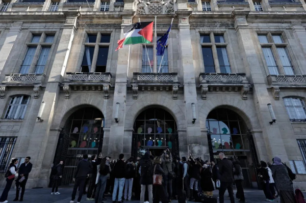 رفع العلم الفلسطيني على واجهة مبنى بلدية سان دوني في فرنسا