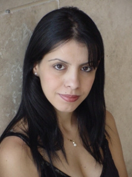 الفنانة إيناس مصالحة تصلي