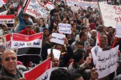 مئات من مؤيدي مبارك يتظاهرون للإفراج عنه