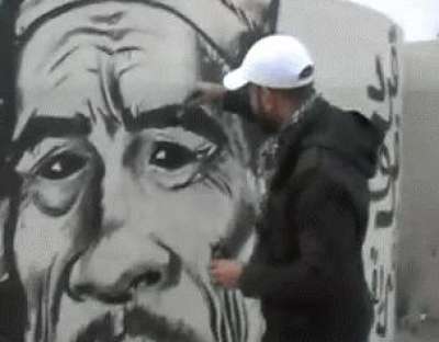 بالصور والفيديو:اغتيال رسام ليبي بسبب رسوماته الساخرة من القذافي
