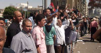 مئات من مؤيدى مبارك يتظاهرون أمام ماسبيرو للمطالبة بعدم محاكمته