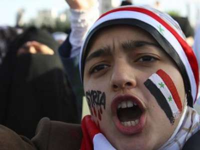 الاتحاد الأوروبي يفرض تجميد الأصول وحظر السفر على 13 مسؤولا سوريا