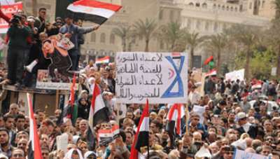 مسيرة وحدة وطنية لمسلمين وأقباط تتحول لاشتباكات في التحرير