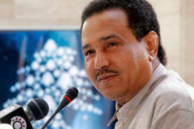 محمد عبده يغادر مستشفى في باريس بعد تعافيه من الجلطة