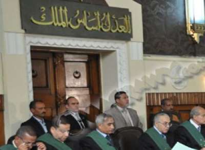 موظفة مصرية تضرب قاضي بالحذاء على المنصة لانه يعاكسها