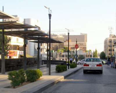 طالبة مصرية تتهم خالها بدفعها من السيارة في الاردن