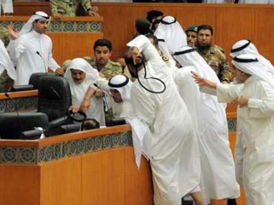 عراك بالعصي والعُقل بين النواب يوقف جلسة البرلمان الكويتي .. بالصور والفيديو